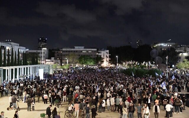 Des Israéliens participent à un rassemblement appelant à la libération des Israéliens retenus en otage par les terroristes du Hamas à Gaza, sur la place des Otages à Tel Aviv, à la veille du 76e anniversaire de l'indépendance d'Israël, le 13 mai 2024. (Crédit : Avshalom Sassoni/Flash90)