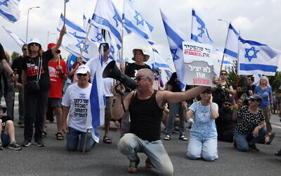Des résidents du nord d'Israël et leurs soutiens manifestent contre le gouvernement au carrefour de Mahanaim, le 14 mai 2024. (Crédit : David Cohen/Flash90)