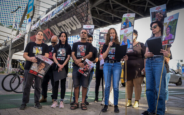 Des parents d'Israéliens pris en otage par des terroristes du Hamas à Gaza tenant une conférence de presse, à Tel Aviv, le 18 mai 2024. (Crédit : Avshalom Sassoni/Flash90)