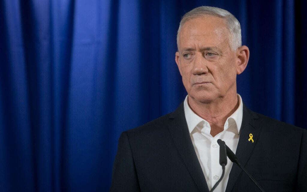 Le ministre du cabinet de guerre Benny Gantz lors d'une conférence de presse, à Ramat Gan, le 18 mai 2024. (Crédit : Miriam Alster/Flash90)