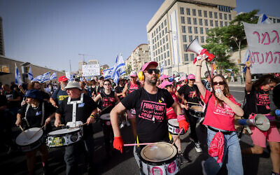 Les manifestants réclament des élections anticipées et la libération des otages détenus dans la bande de Gaza en défilant vers la Knesset de Jérusalem, le 20 mai 2024. (Crédit : Chaim Goldberg/Flash90)