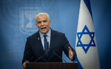 Le chef de l'opposition Yaïr Lapid dirigeant une réunion de son parti Yesh Atid, à la Knesset, à Jérusalem, le 20 mai 2024. (Crédit : Yonatan Sindel/Flash90)