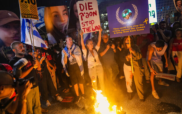 Des manifestants appellent à la libération des otages détenus par le Hamas à Gaza depuis le 7 octobre aux abords du ministère de la Défense, à Tel Aviv, le 25 mai 2024. (Crédit : Erik Marmor/Flash90)
