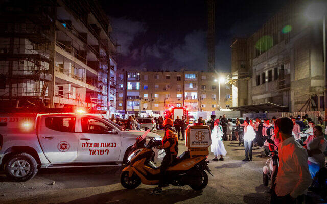 La police et les forces de secours sur les lieux où Lee-Yam Nahum, 11 ans, a été tué après un incendie dans un immeuble résidentiel, à Ashdod, le 25 mai 2024. (Crédit : Liron Moldovan/Flash90) La police et les forces de secours sur les lieux où Lee-Yam Nahum, 11 ans, a été tué après un incendie dans un immeuble résidentiel, à Ashdod, le 25 mai 2024. (Crédit : Liron Moldovan/Flash90)