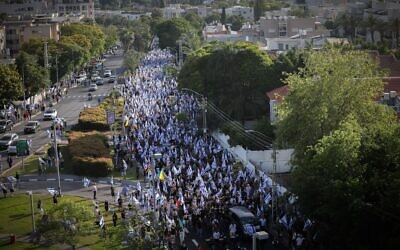 Des milliers de personnes participant à la procession funéraire de Hanan Yablonka après que l'armée israélienne a récupéré son corps à Gaza deux jours plus tôt, à Tel Aviv, le 26 mai 2024. (Crédit : Chaïm Goldberg/Flash90)
