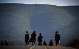 Illustration : Des ultra-orthodoxes tentant d'atteindre le tombeau du rabbin Shimon Bar Yochaï, sur le mont Meron, après qu'il a été déclaré zone militaire fermée pendant la fête juive de Lag BaOmer, le 26 mai 2024. (Crédit : David Cohen/Flash90)