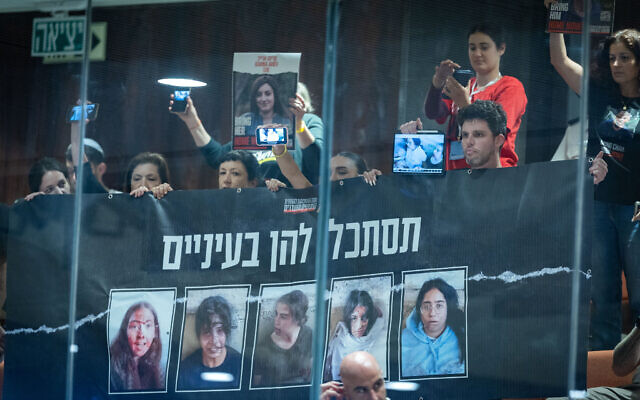 Des familles d'Israéliens pris en otage par des terroristes du Hamas à Gaza manifestant dans la galerie des visiteurs de la Knesset, le 27 mai 2024. (Crédit : Yonatan Sindel/Flash90)