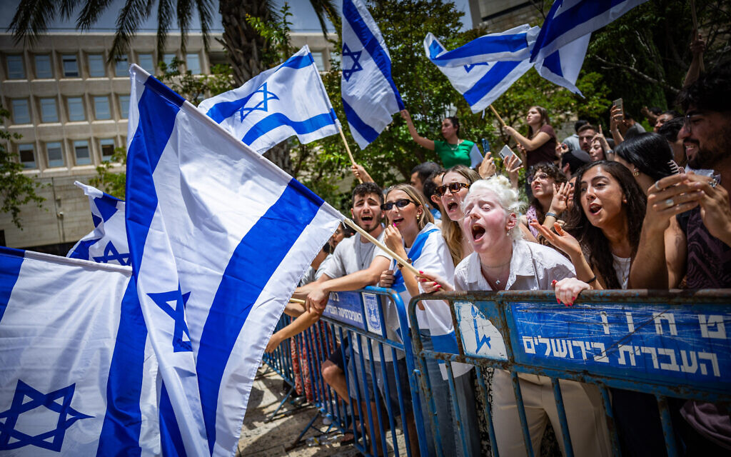 Des étudiants pro-Israël manifestant à l'Université hébraïque de Jérusalem, le 28 mai 2024. (Crédit : Yonatan Sindel/Flash90)