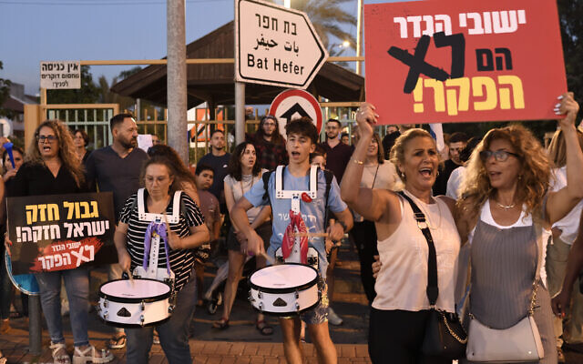 Des citoyens de la ville israélienne de Bat Hefer manifestant pour réclamer de meilleures mesures de sécurité le long de la barrière de sécurité, le 29 mai 2024, après que des terroristes du Hamas ont tiré sur la ville depuis Tulkarem, en Cisjordanie. (Crédit : Shahar Yaari/Flash90)