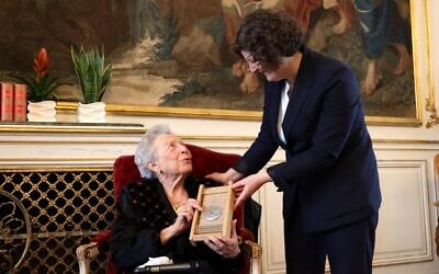 Simone Polak, rescapée de la Shoah, et Jeanne Barseghian, maire de Strasbourg, à la mairie de la ville, le 15 mai 2024. (Crédit : Abdesslam Mirdass / Ville de Strasbourg)