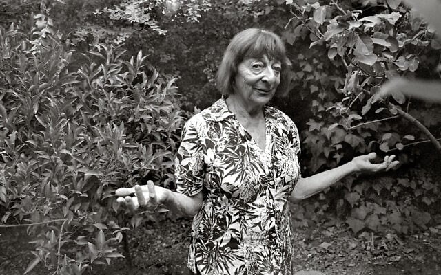 Greta Klingsberg née Hofmeister, née en 1929, photographiée dans son jardin, à Jérusalem, en 2017. (Crédit : Dennis Carlyle Darling)