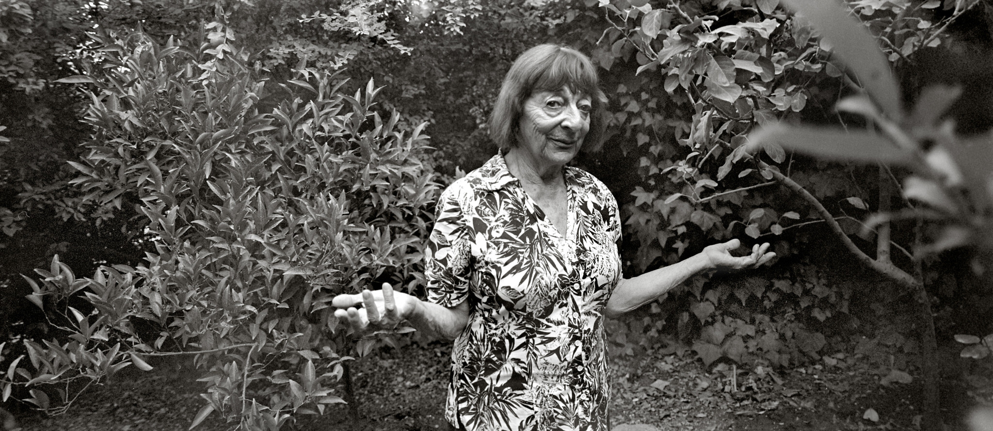 Greta Klingsberg née Hofmeister, née en 1929, photographiée dans son jardin, à Jérusalem, en 2017. (Crédit : Dennis Carlyle Darling)