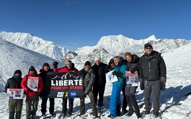 Le groupe d’alpinistes juifs français qui ont monté une banderole pour les otages, dans la chaîne de l’Anapurna, le 16 mai 2024. (Crédit : Benjamin Stanislas / Instagram) Le groupe d’alpinistes juifs français qui ont monté une banderole pour les otages, dans la chaîne de l’Anapurna, le 16 mai 2024. (Crédit : Benjamin Stanislas / Instagram)