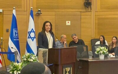 La représentante américaine Elise Stefanik s'exprimant lors d'une réunion du groupe parlementaire de la Knesset, le 19 mai 2024. (Crédit : Sam Sokol/Times of Israel)