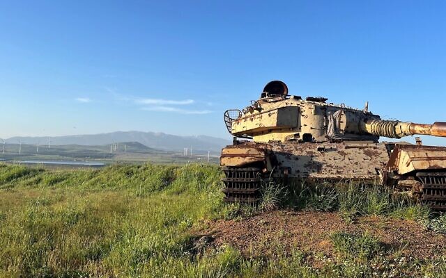 Un tank rouillé sur une colline du plateau du Golan, qui surplombe la Syrie, un vestige d'une guerre antérieure. La dernière fois que la région a connu des combats sérieux, c'était lors de la Guerre de Kippour en 1973. (Crédit : Uriel Heilman/JTA)