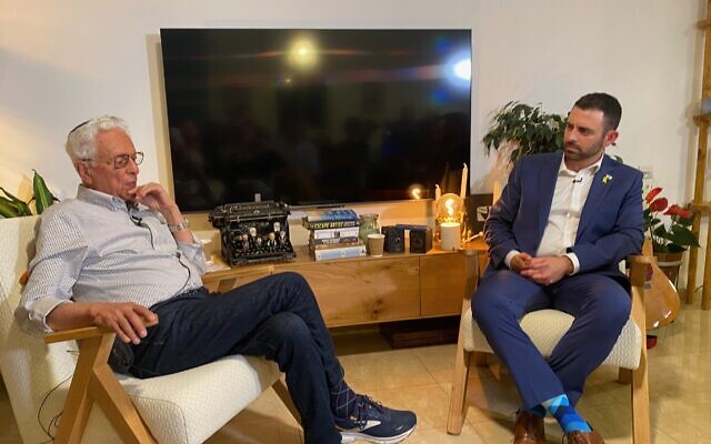 Dr. Arnold Clevs et l'ancien porte-parole du gouvernement israélien Eylon Levy pour "Zikaron BaSalon", au domicile de Levy, à Tel Aviv, le 1er mai 2024. (Crédit : Shoshanna Solomon)