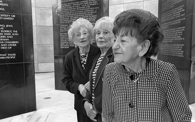 Les sœurs Sally Marco, Ruth Mehler et Regina Hirsch nées Landotswicz, photographiées au musée de la Shoah de Los Angeles, en 2016. (Crédit : Dennis Carlyle Darling)