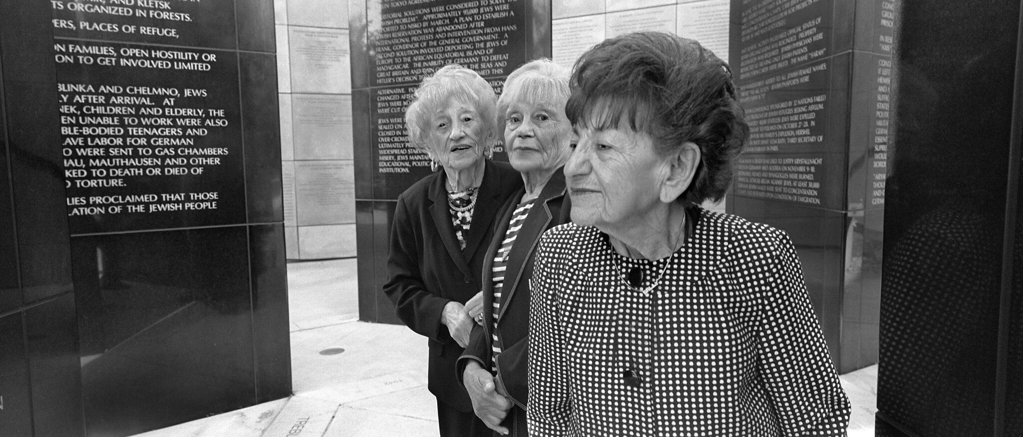 Les sœurs Sally Marco, Ruth Mehler et Regina Hirsch nées Landotswicz, photographiées au musée de la Shoah de Los Angeles, en 2016. (Crédit : Dennis Carlyle Darling)