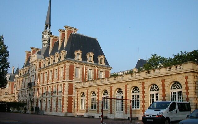 Le bâtiment principal du collège-lycée Pasteur de Neuilly-sur-Seine, en 2007. (Crédit : Momotaz / CC BY 3.0) Le bâtiment principal du collège-lycée Pasteur de Neuilly-sur-Seine, en 2007. (Crédit : Momotaz / CC BY 3.0)
