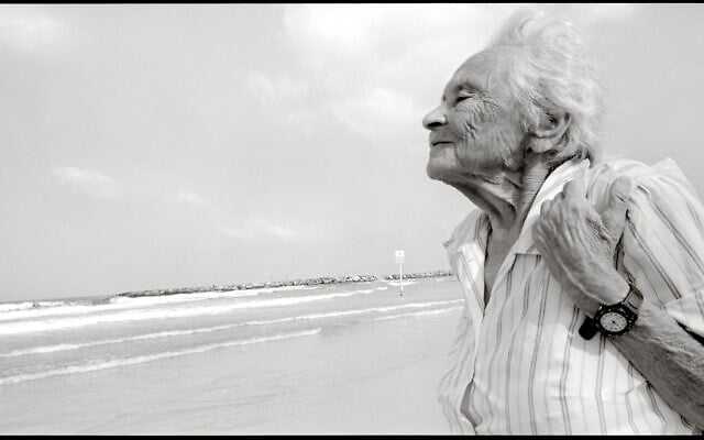 Maud Beer née Steckelmacher, née en 1929, photographiée sur la plage Gordon, à Tel Aviv, en 2016. (Crédit : Dennis Carlyle Darling)