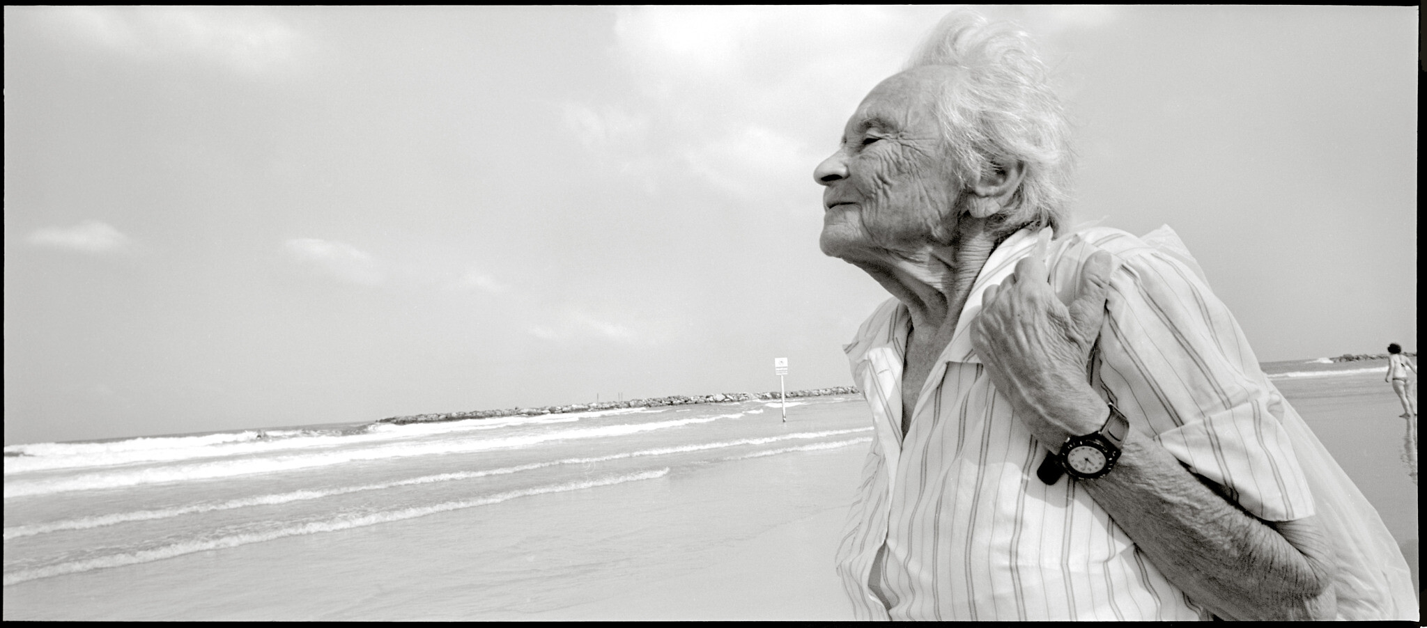 Maud Beer née Steckelmacher, née en 1929, photographiée sur la plage Gordon, à Tel Aviv, en 2016. (Crédit : Dennis Carlyle Darling)