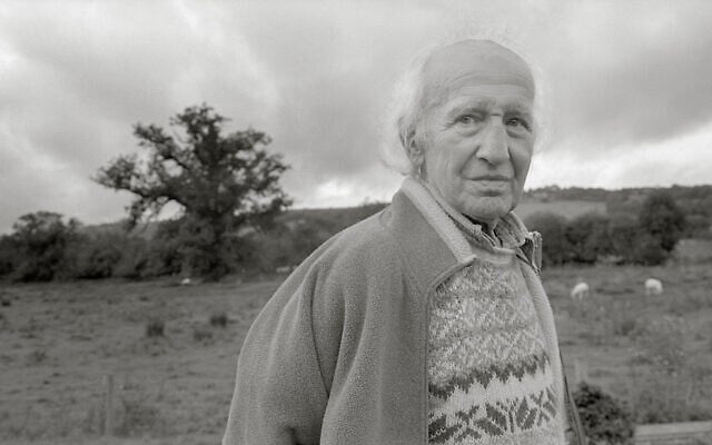 Otto Grenfield né Otto Grünfeld, né en 1924, photographié dans les Howardian Hills, North Yorkshire, en Angleterre, en 2013. (Crédit : Dennis Carlyle Darling)