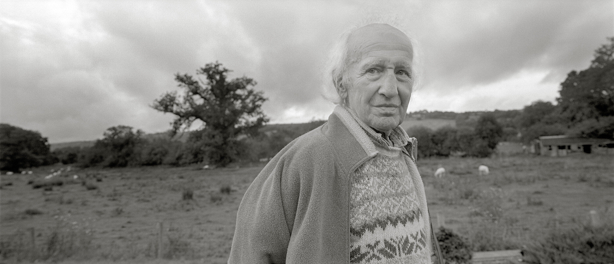 Otto Grenfield né Otto Grünfeld, né en 1924, photographié dans les Howardian Hills, North Yorkshire, en Angleterre, en 2013. (Crédit : Dennis Carlyle Darling)