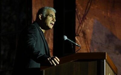 Le leader de l'opposition Yaïr Lapid s'exprimant lors d'une cérémonie de commémoration de  la Shoah au Kibboutz Yad Mordechaï, dans le sud d'Israël, le 5 mai 2024. (Crédit : Elad Gutman)