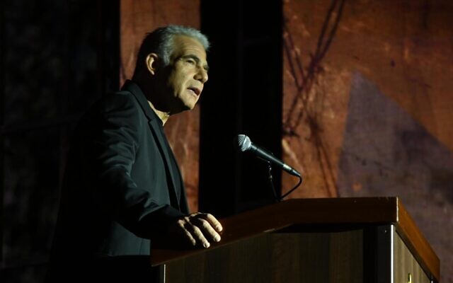 Le leader de l'opposition Yaïr Lapid s'exprimant lors d'une cérémonie de commémoration de la Shoah au Kibboutz Yad Mordechaï, dans le sud d'Israël, le 5 mai 2024. (Crédit : Elad Gutman) Le leader de l'opposition Yaïr Lapid s'exprimant lors d'une cérémonie de commémoration de la Shoah au Kibboutz Yad Mordechaï, dans le sud d'Israël, le 5 mai 2024. (Crédit : Elad Gutman)