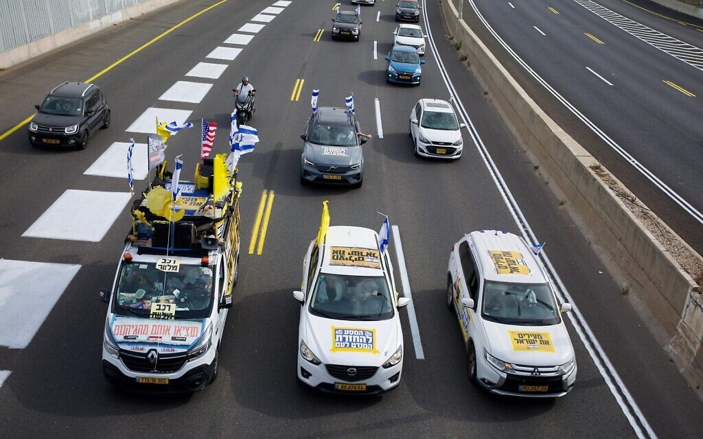 Un convoi de protestation sur la Route 2 rejoignant les manifestations à travers le pays appelant à des élections législatives anticipées, à Rishon Lezion, le 28 mai 2024. (Crédit : ERAN/Mouvement pour la démocratie)