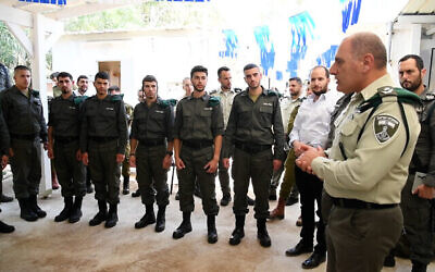 Des recrues ultra-orthodoxes de la police des frontières rencontrent le commandant de la force, le commissaire adjoint Brik Yitzhak, à la base de Tel Hashomer, le 9 mai 2024. (Crédit : Police israélienne)