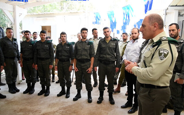 Des recrues ultra-orthodoxes de la police des frontières rencontrent le commandant de la force, le commissaire adjoint Brik Yitzhak, à la base de Tel Hashomer, le 9 mai 2024. (Crédit : Police israélienne) Des recrues ultra-orthodoxes de la police des frontières rencontrent le commandant de la force, le commissaire adjoint Brik Yitzhak, à la base de Tel Hashomer, le 9 mai 2024. (Crédit : Police israélienne)
