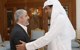 L'émir Tamim ben Hamad al-Thani (à droite), souverain du Qatar depuis 2013, lors d'une réunion avec le chef du bureau politique du Hamas, Ismaïl Haniyeh (hors champ), et le responsable Khaled Meshaal, à Doha, le 17 octobre 2016. (Crédit : Gouvernement du Qatar)