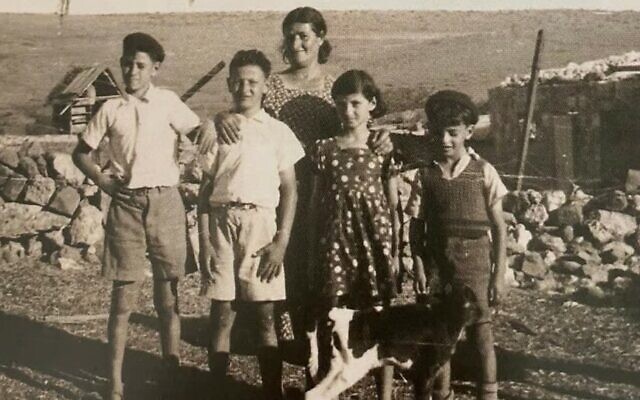 Rivka Grabovsky et ses enfants sur une photo non datée. (Crédit : Zman ; utilisée conformément à la clause 27a de la loi sur le droit d'auteur)