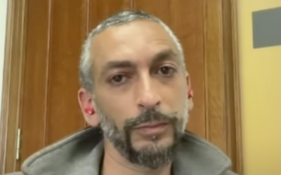 Le professeur Mohamed Abdou s'exprimant dans une interview accordée à The Electronic Intifada et publiée le 27 avril 2024. (Crédit : Capture d'écran ; utilisée conformément à l'article 27a de la loi sur le droit d'auteur)