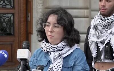 Johannah King-Slutsky parle aux journalistes aux abords de l'Hamilton Hall, à l'université de Columbia, le 30 avril 2024. (Capture d'écran/X)