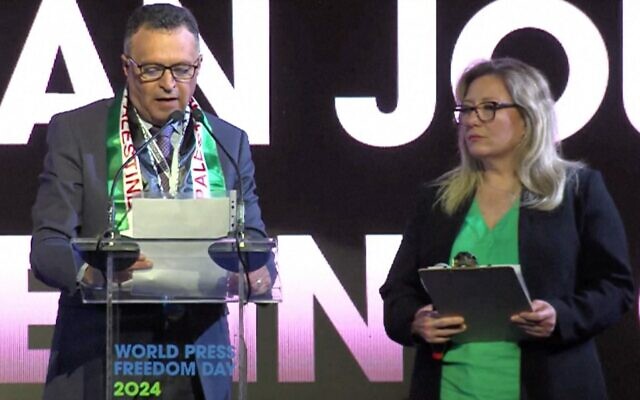 A Santiago, capitale du Chili, le journaliste palestinien Nasser Abu Baker reçoit le prix 2024 pour la liberté de la presse dans le monde UNESCO/Guillermo Cano au nom de tous les journalistes palestiniens choisis, cette année, comme lauréats, lors de la 31e Conférence sur la liberté de la presse dans le monde, le 2 mai 2024. (Crédit : AFP/UNESCO) A Santiago, capitale du Chili, le journaliste palestinien Nasser Abu Baker reçoit le prix 2024 pour la liberté de la presse dans le monde UNESCO/Guillermo Cano au nom de tous les journalistes palestiniens choisis, cette année, comme lauréats, lors de la 31e Conférence sur la liberté de la presse dans le monde, le 2 mai 2024. (Crédit : AFP/UNESCO)