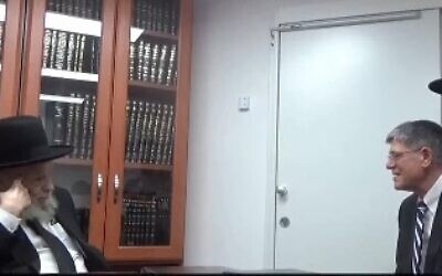 Le rabbin Moshe Hillel Hirsch rencontrant l'ambassadeur américain en Israël Jack Lew (à droite), à Bnei Brak, le 8 mai 2024. (Crédit : Capture d'écran X)