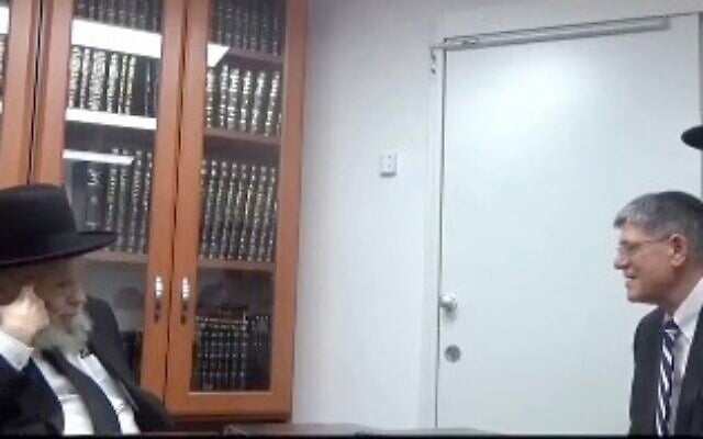 Le rabbin Moshe Hillel Hirsch rencontrant l'ambassadeur américain en Israël Jack Lew (à droite), à Bnei Brak, le 8 mai 2024. (Crédit : Capture d'écran X) Le rabbin Moshe Hillel Hirsch rencontrant l'ambassadeur américain en Israël Jack Lew (à droite), à Bnei Brak, le 8 mai 2024. (Crédit : Capture d'écran X)