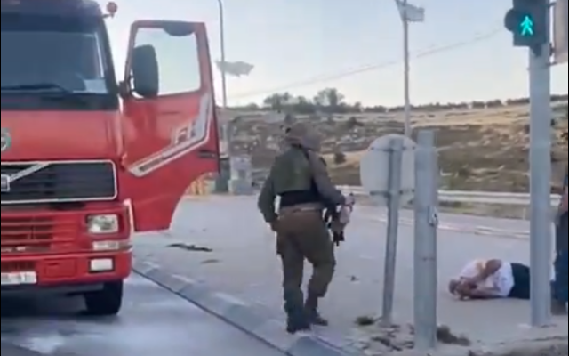 Un soldat de Tsahal (au centre) sur les lieux où des militants d'extrême droite ont attaqué un camion, laissant le conducteur (à droite) étendu sur le sol, ensanglanté, à la jonction de Givat Asaf, en Cisjordanie, le 15 mai 2024. (Capture d'écran X) Un soldat de Tsahal (au centre) sur les lieux où des militants d'extrême droite ont attaqué un camion, laissant le conducteur (à droite) étendu sur le sol, ensanglanté, à la jonction de Givat Asaf, en Cisjordanie, le 15 mai 2024. (Capture d'écran X)