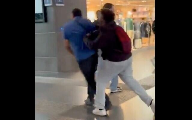 Un homme s'en prend à un Juif dans une gare de Bruges, en Belgique, le 17 mai 2024. (Capture d'écran/X) Un homme s'en prend à un Juif dans une gare de Bruges, en Belgique, le 17 mai 2024. (Capture d'écran/X)