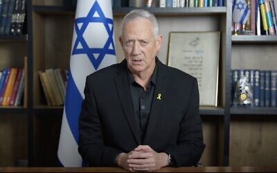 Le ministre du cabinet de guerre Benny Gantz exigeant la création immédiate d'une commission d'enquête d'État sur les événements qui ont conduit au 7 octobre 2023, dans un message vidéo publié le 23 mai 2024. (Crédit : Capture d’écran)