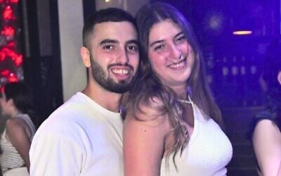 Maya Bitton (à droite) avec son fiancé, Eliran Mizrahi (Avec l'aimable autorisation de l'auteur)