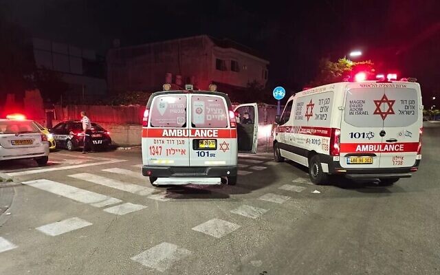 Photo d'illustration : Les ambulances sur la scène de coups de feu à Lod, le 5 mai 2024. (Crédit : Magen David Adom) Photo d'illustration : Les ambulances sur la scène de coups de feu à Lod, le 5 mai 2024. (Crédit : Magen David Adom)