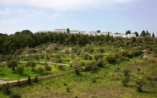 La Vallée des Croix, et le Musée d'Israël au sommet de la colline, à Jérusalem. (Crédit : Shmuel Bar-Am)