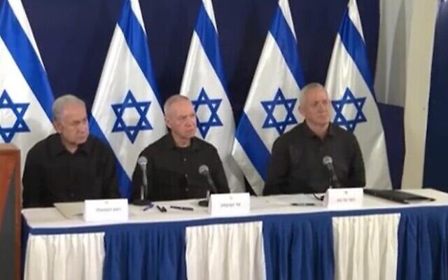 De gauche à droite : Le Premier ministre Benjamin Netanyahu, le ministre de la Défense Yoav Gallant et le ministre du cabinet de guerre Benny Gantz lors d'une conférence de presse, à Tel Aviv, le 28 octobre 2023. (Crédit : Capture d'écran YouTube)
