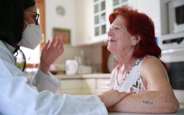 La docteur Natalie Silberstein Kariv, néphrologue à l'hôpital Sourasky de Tel Aviv, rend visite à un survivant de la Shoah à domicile. (Autorisation :  LeMa'anam)