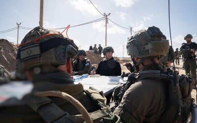 Le ministre de la Défense Yoav Gallant rencontrant des troupes, dans le centre de Gaza, le 5 mai 2024. (Crédit : Shachar Yurman/Ministère de la Défense) Le ministre de la Défense Yoav Gallant rencontrant des troupes, dans le centre de Gaza, le 5 mai 2024. (Crédit : Shachar Yurman/Ministère de la Défense)