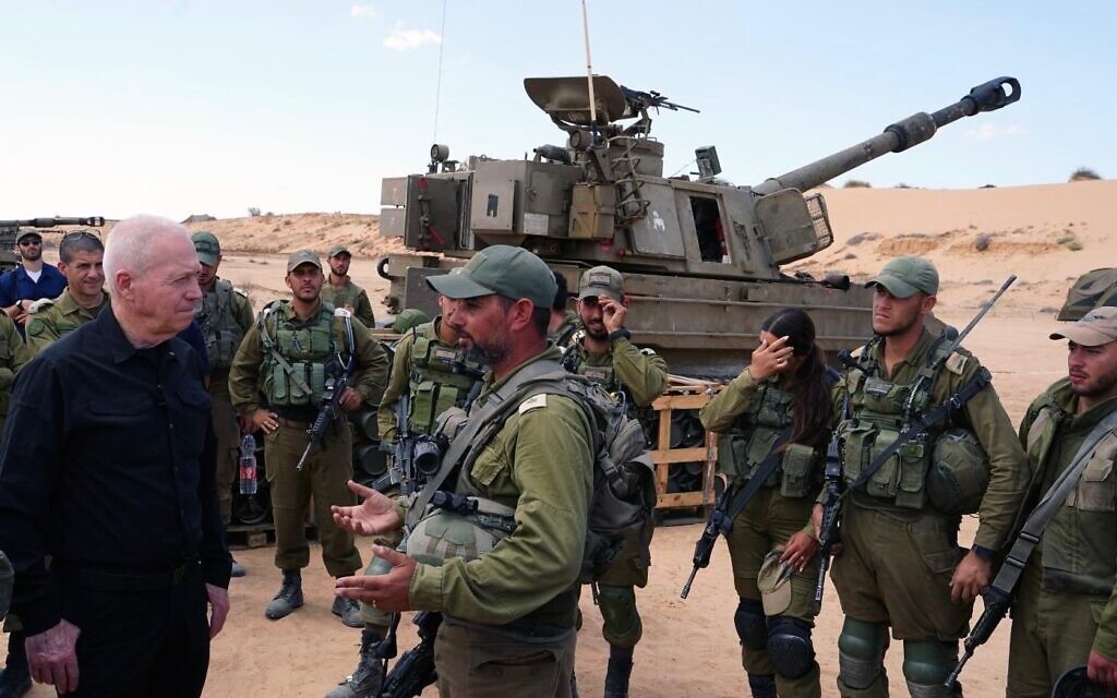 Le ministre de la Défense Yoav Gallant s'entretient avec les forces d'artillerie à la frontière de Gaza, en face de Rafah, le 7 mai 2024. (Crédit : Ariel Hermoni/Ministère de la Défense)