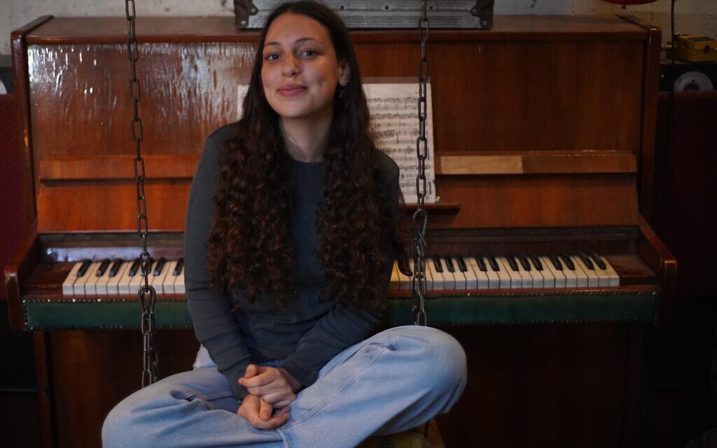 Yaara Cohen, 16 ans, a interprété à la bibliothèque nationale, le 9 mai, une chanson composée par ses soins en hommage à son professeur de musique Shlomi Mathias, qui avait été tué par des terroristes du Hamas avec son épouse, Deborah Mathias, le 7 octobre. (Autorisation) Yaara Cohen, 16 ans, a interprété à la bibliothèque nationale, le 9 mai, une chanson composée par ses soins en hommage à son professeur de musique Shlomi Mathias, qui avait été tué par des terroristes du Hamas avec son épouse, Deborah Mathias, le 7 octobre. (Autorisation)